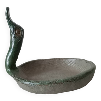 Empty pocket cup forming a bird