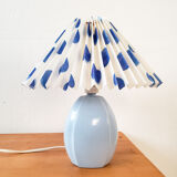 Lampe bleue et abat-jour plissé