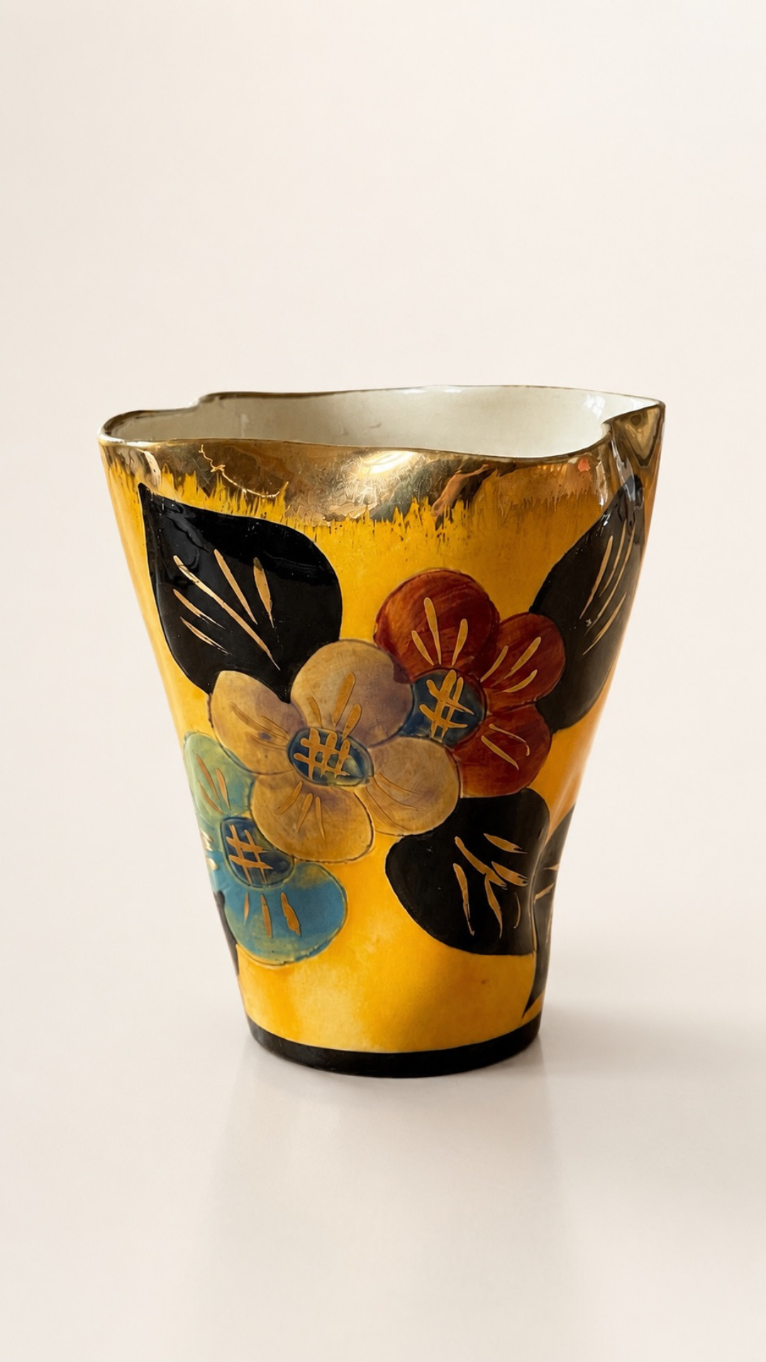 Petit vase Vallauris céramique émaillée, décor floral coloré.
