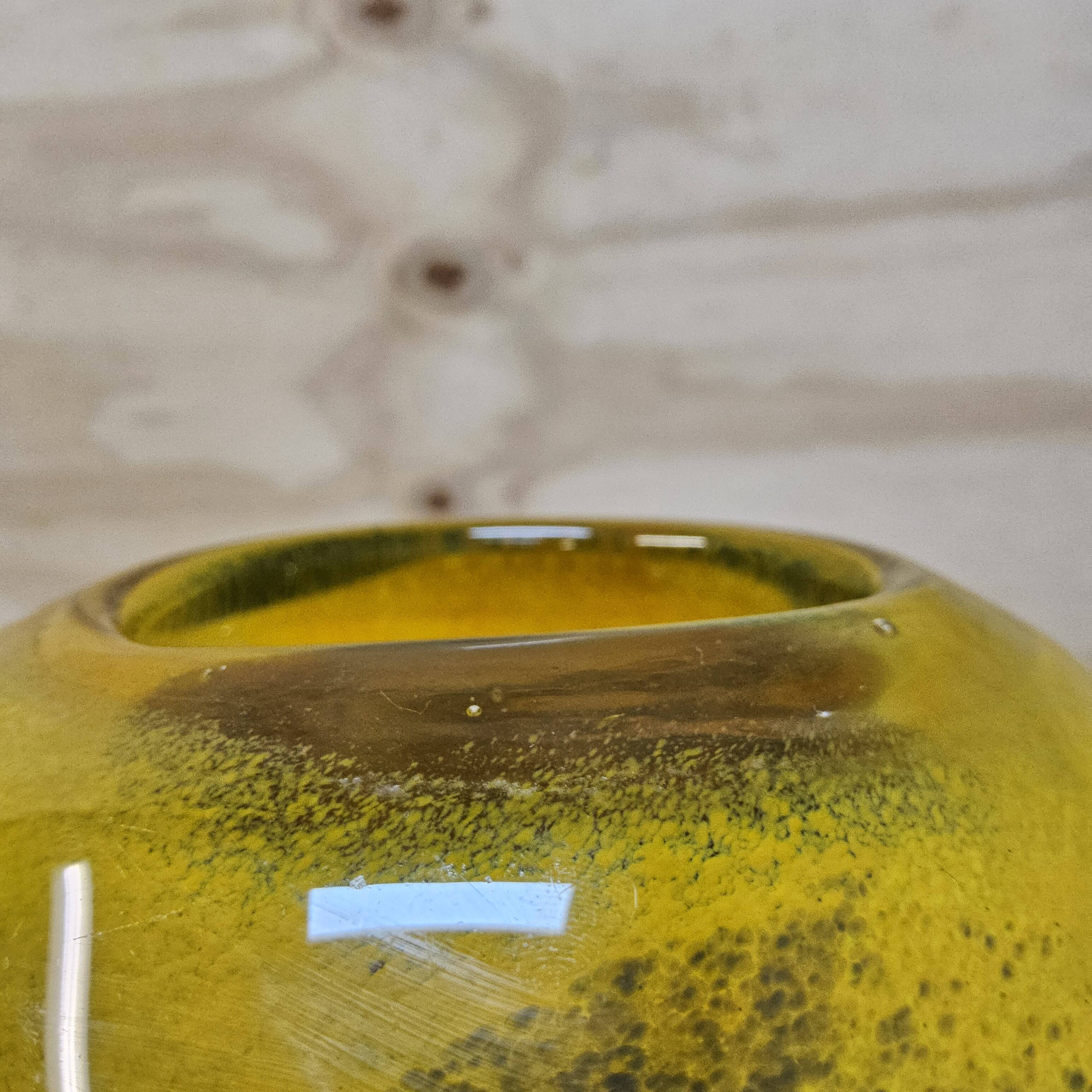 Vase en verre soufflé à la bouche jaune Ioan Nemtoi