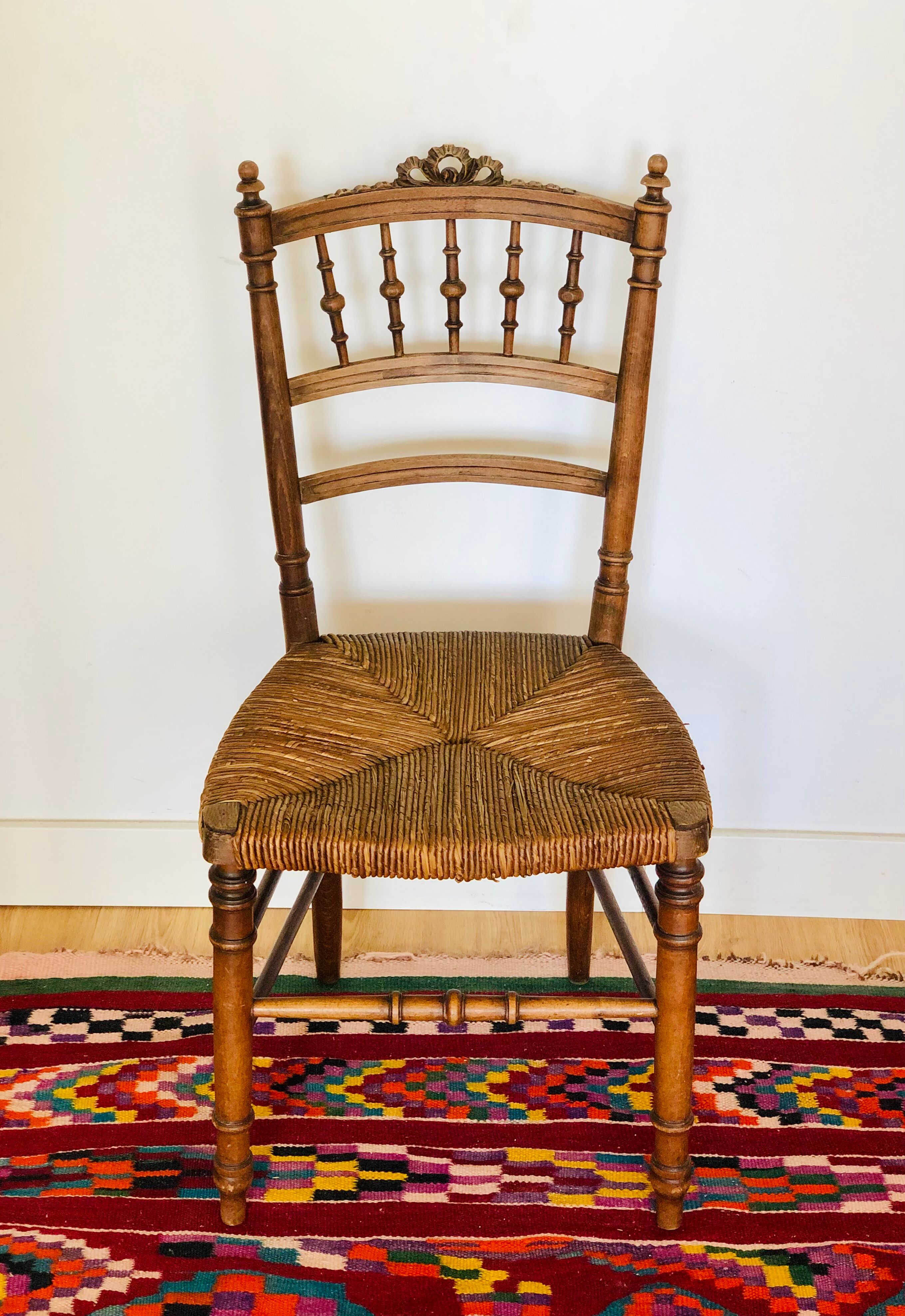 Chaise ancienne en bois et assise paille  Selency