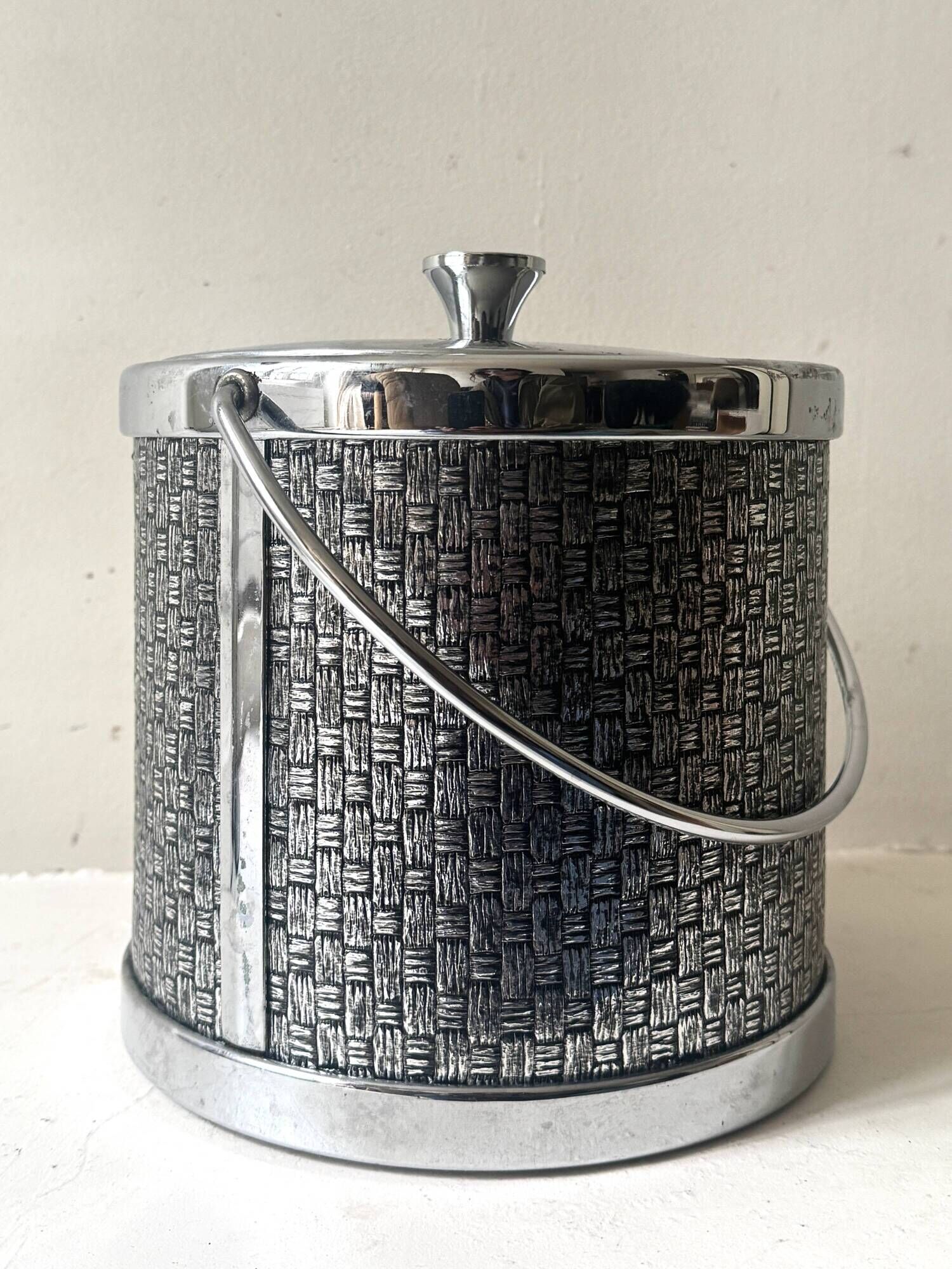 Large modernist chrome metal ice bucket with textured decoration, 1970s design.