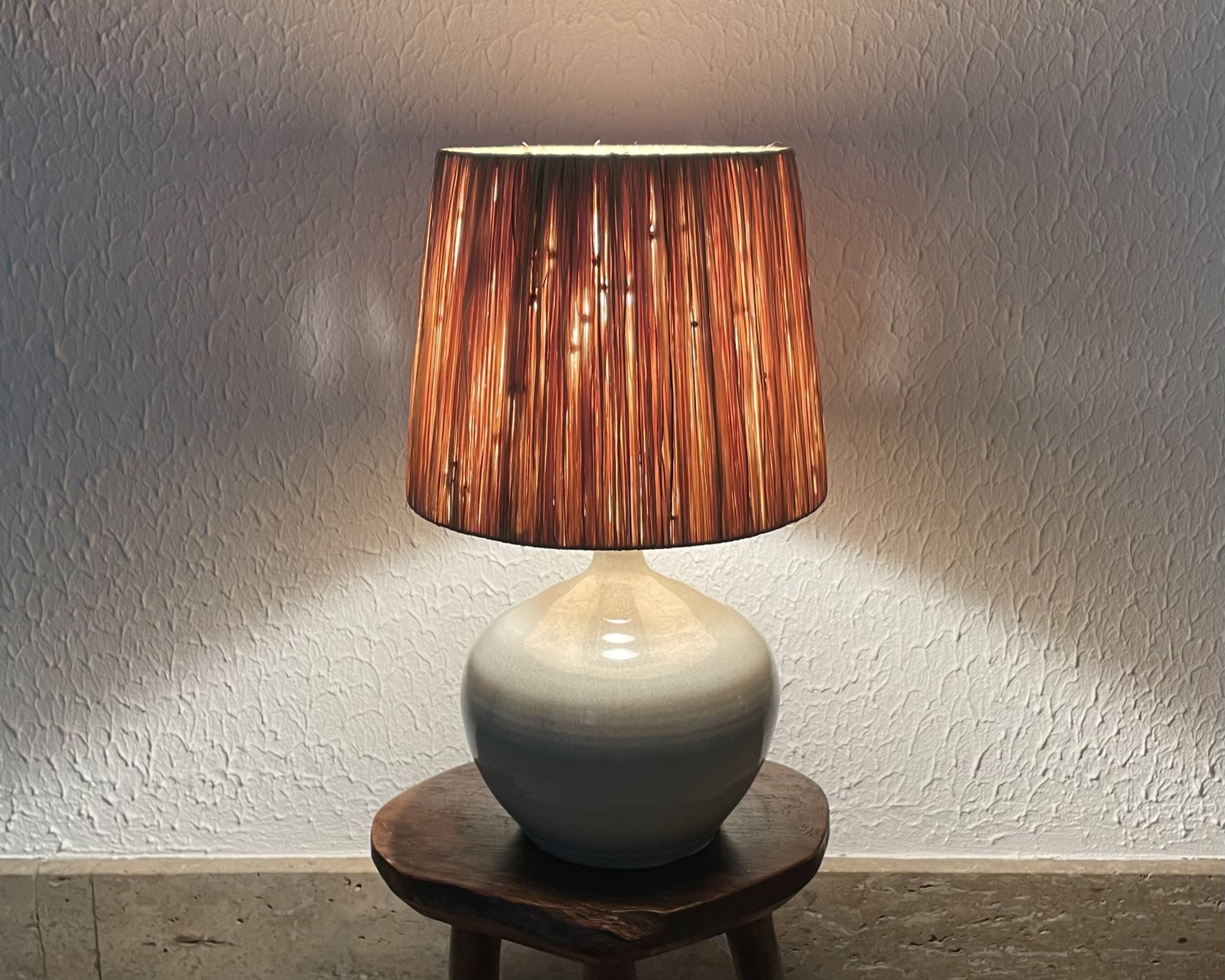 Lampe en céramique grise signée, abat jour en raphia, années 60