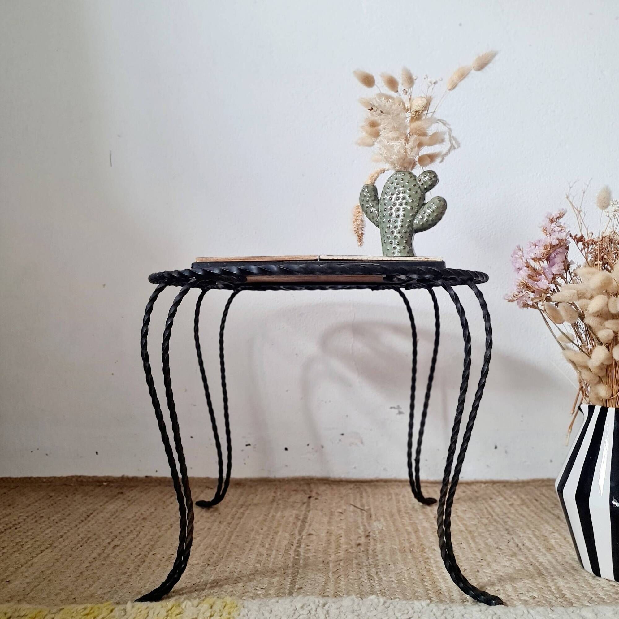 Small coffee table from the 1950s in wrought iron and glazed ceramic.