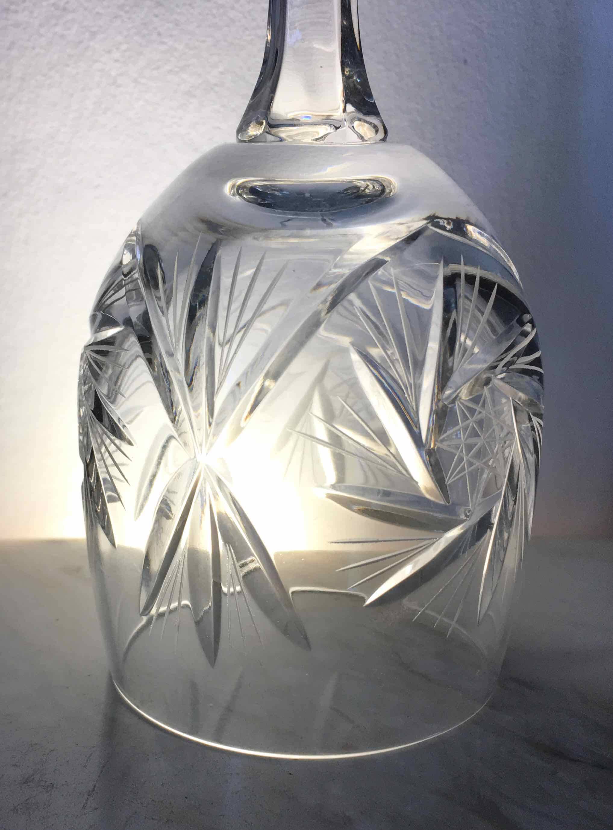 Set de 12 verres à vin en cristal taillé