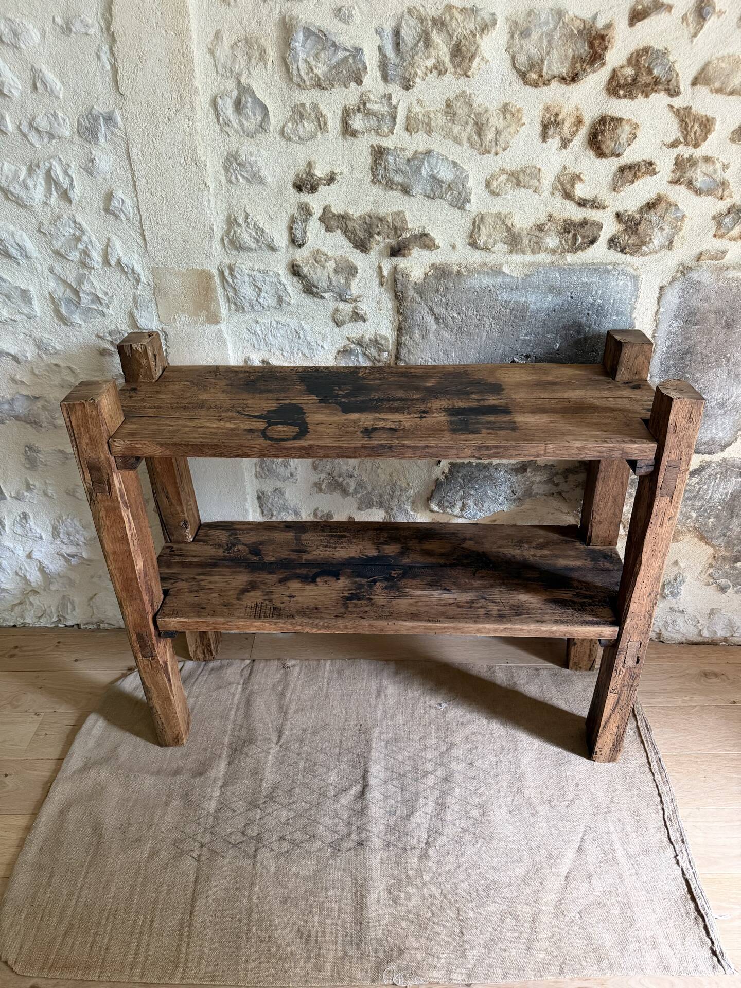 Étagère sur pieds en bois brut, art populaire