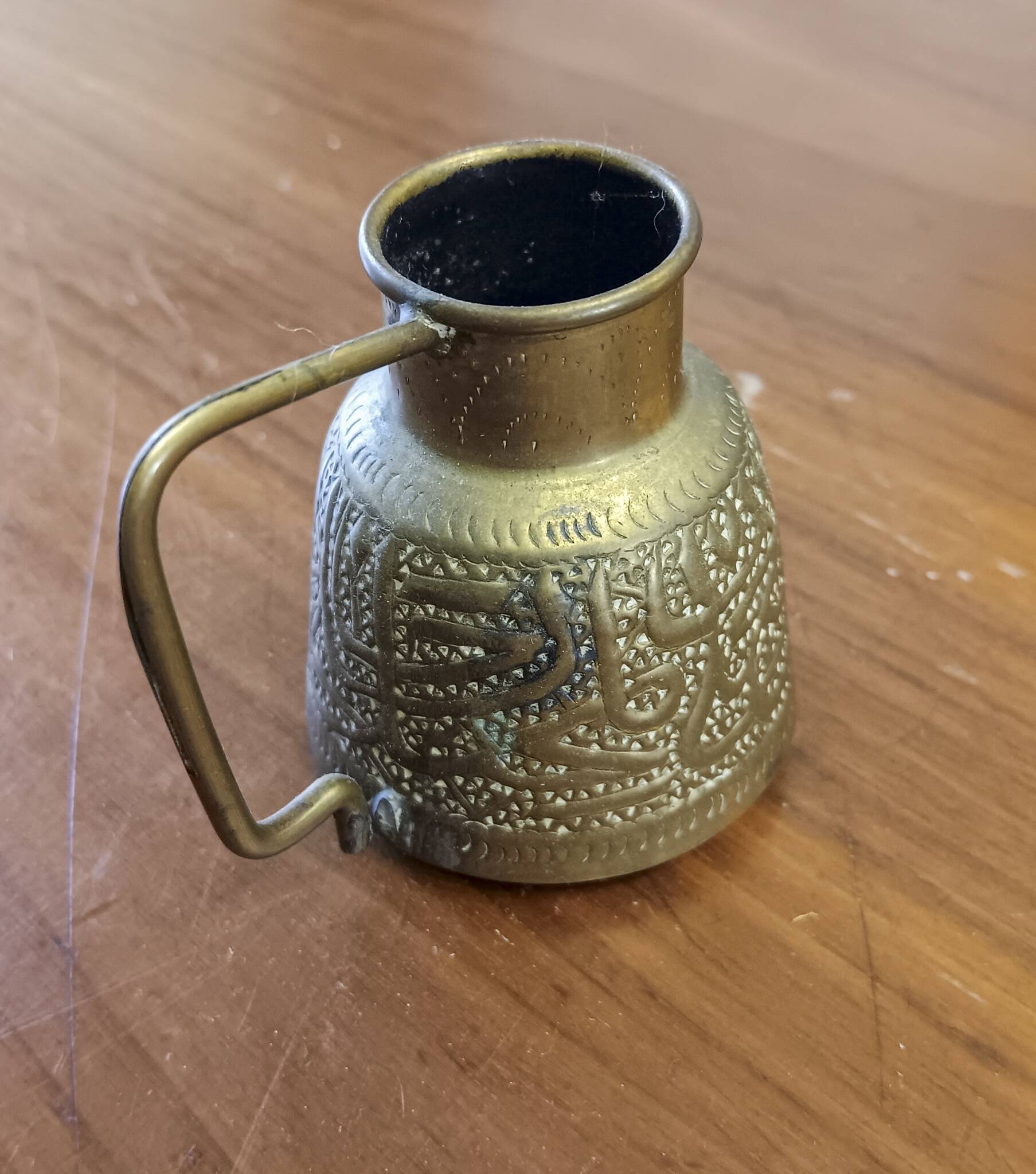 Little oriental pitcher in engraved brass, handcrafted. rare, 19th century period.