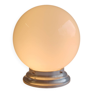 Plafonnier globe en opaline,