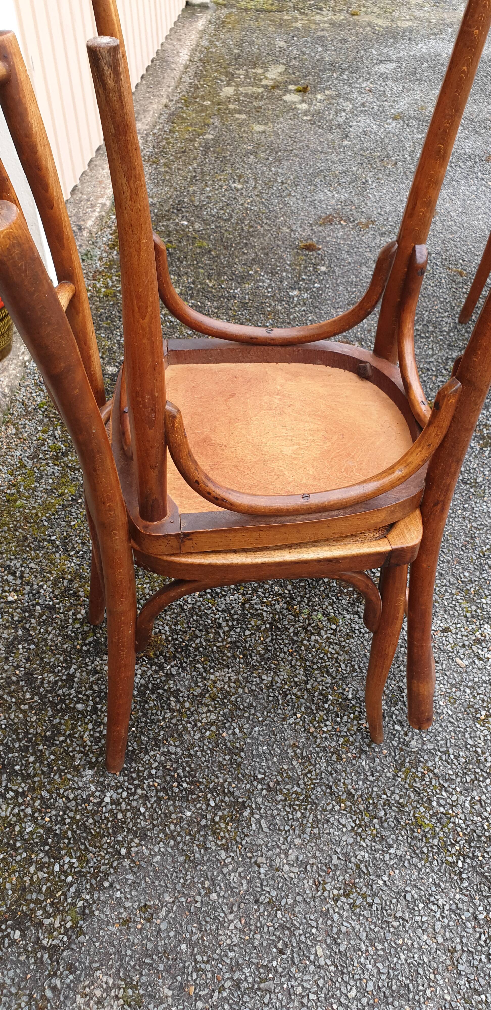 4 curved wooden chairs 1920/1940.
