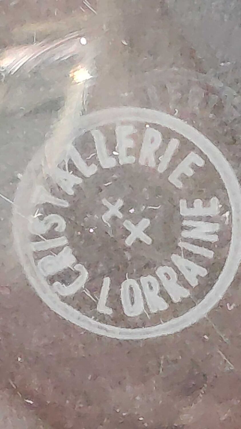 Empty pocket signed Cristallerie de Lorraine, Corolle/floral shape. Polylobed edges with corrugations