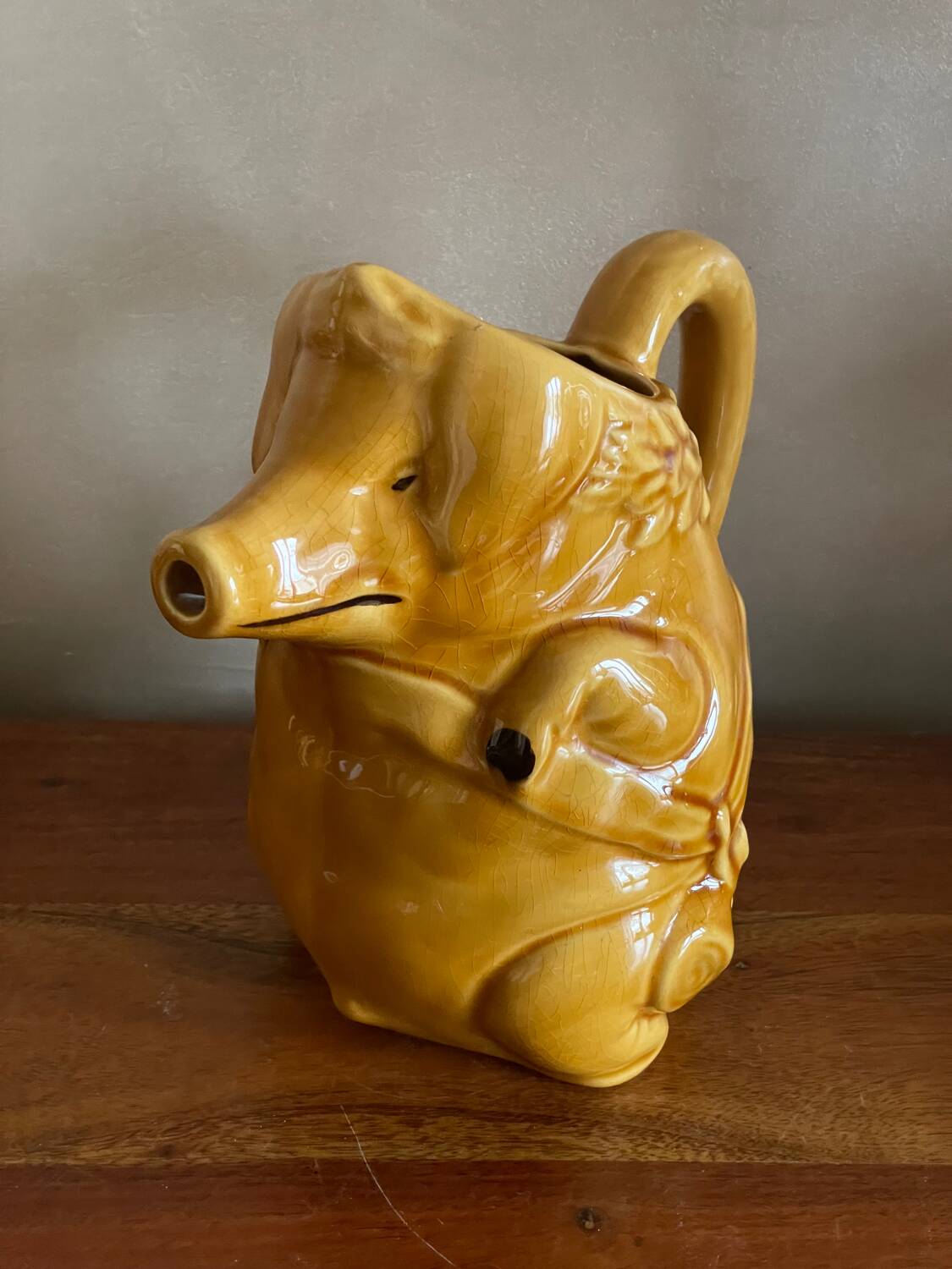 Pig slip pitcher