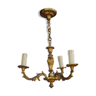 Lustre de style Louis XV en bronze à 3 bras de lumière.