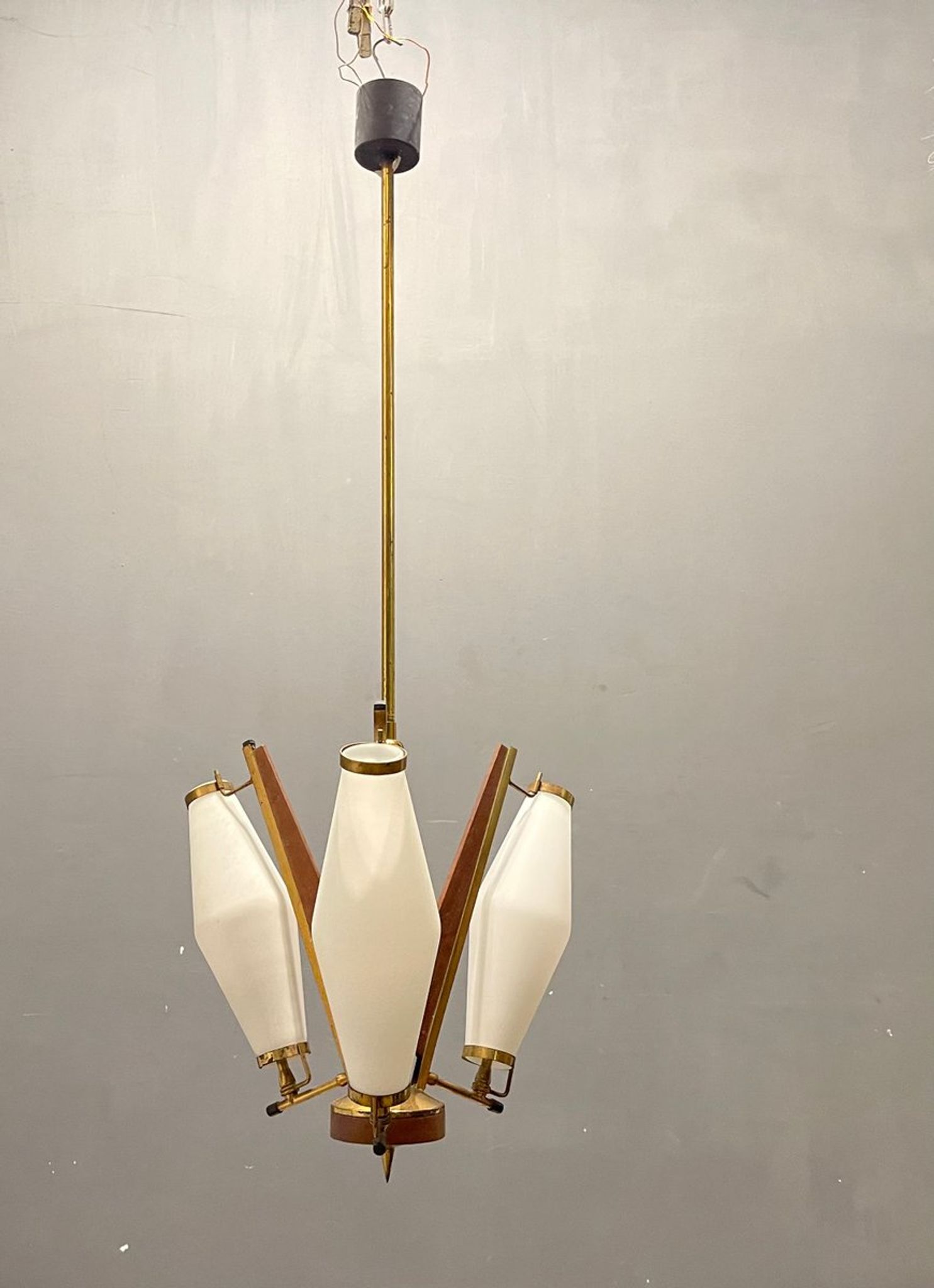 Suspension italien en verre opalin des années 1950