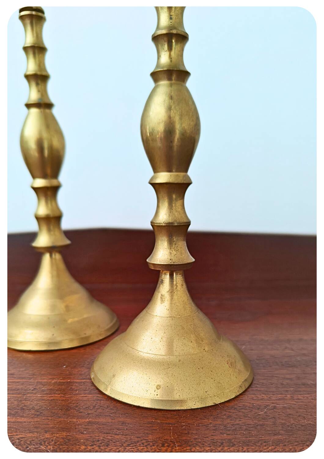 Bougeoirs en laiton français du milieu du siècle – Lot de 2