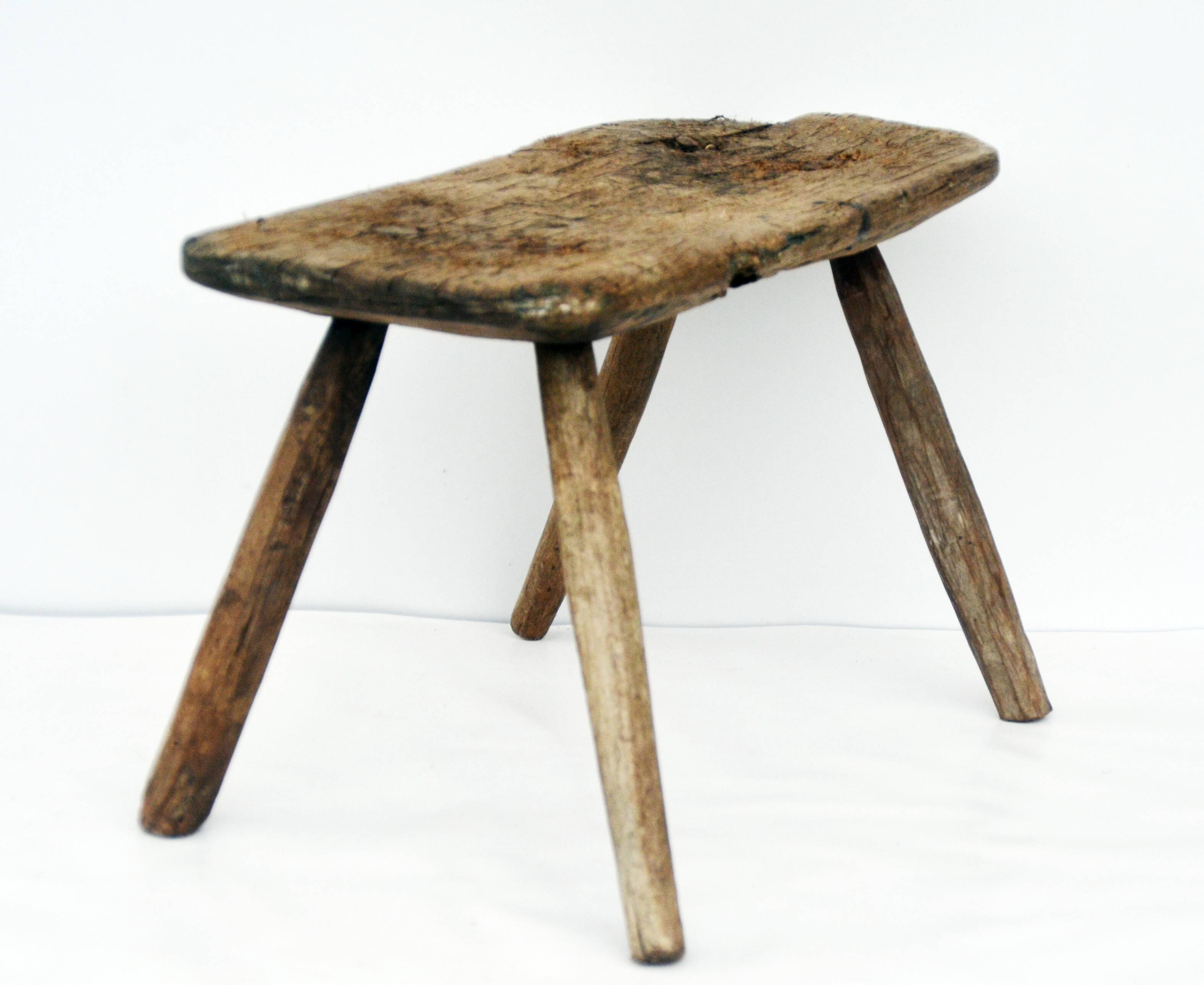 Tabouret de traite rural ancien en hêtre massif