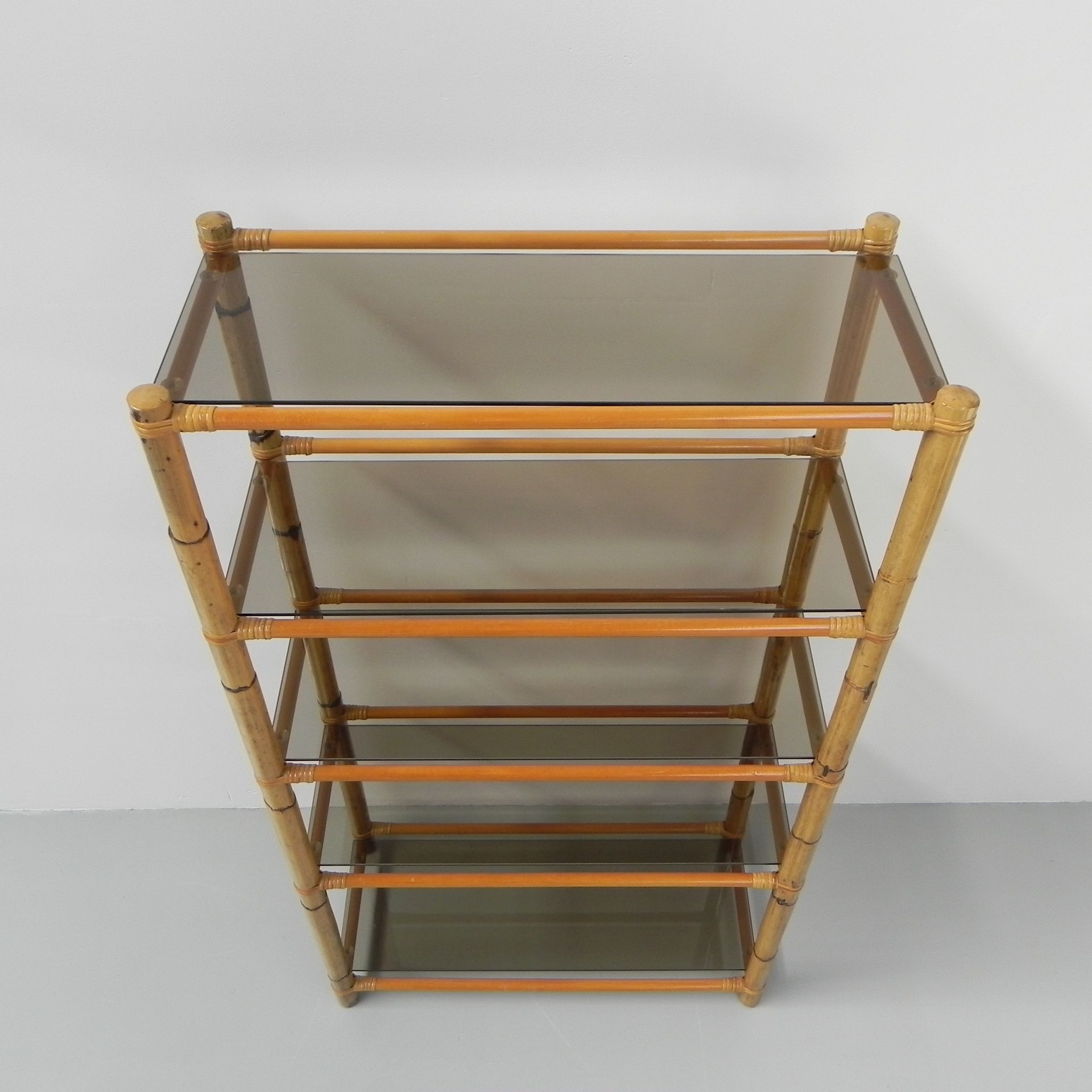 Vitrine en bambou avec 5 étagères en verre fumé