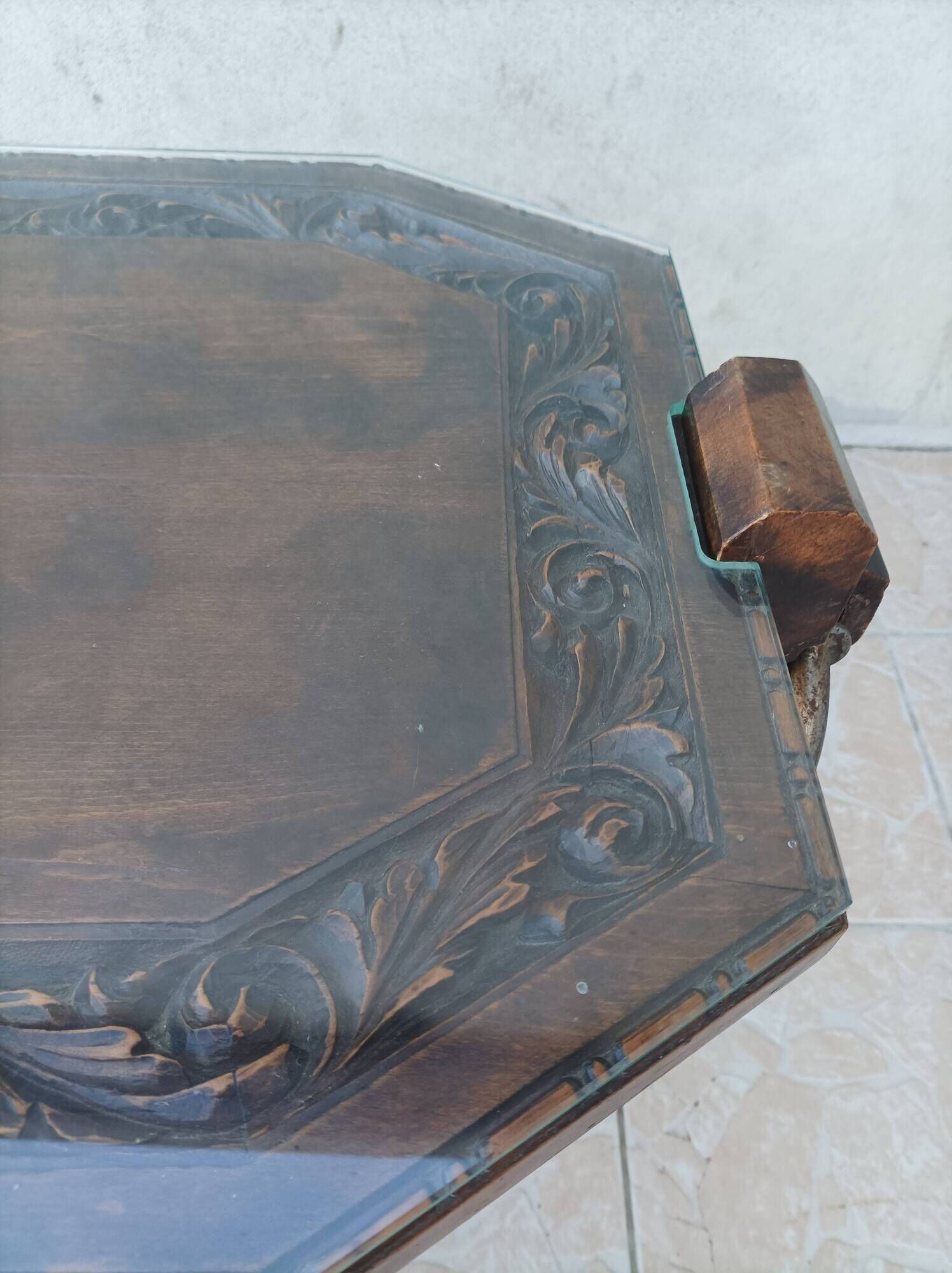 Table basse Art Déco en bois sculpté