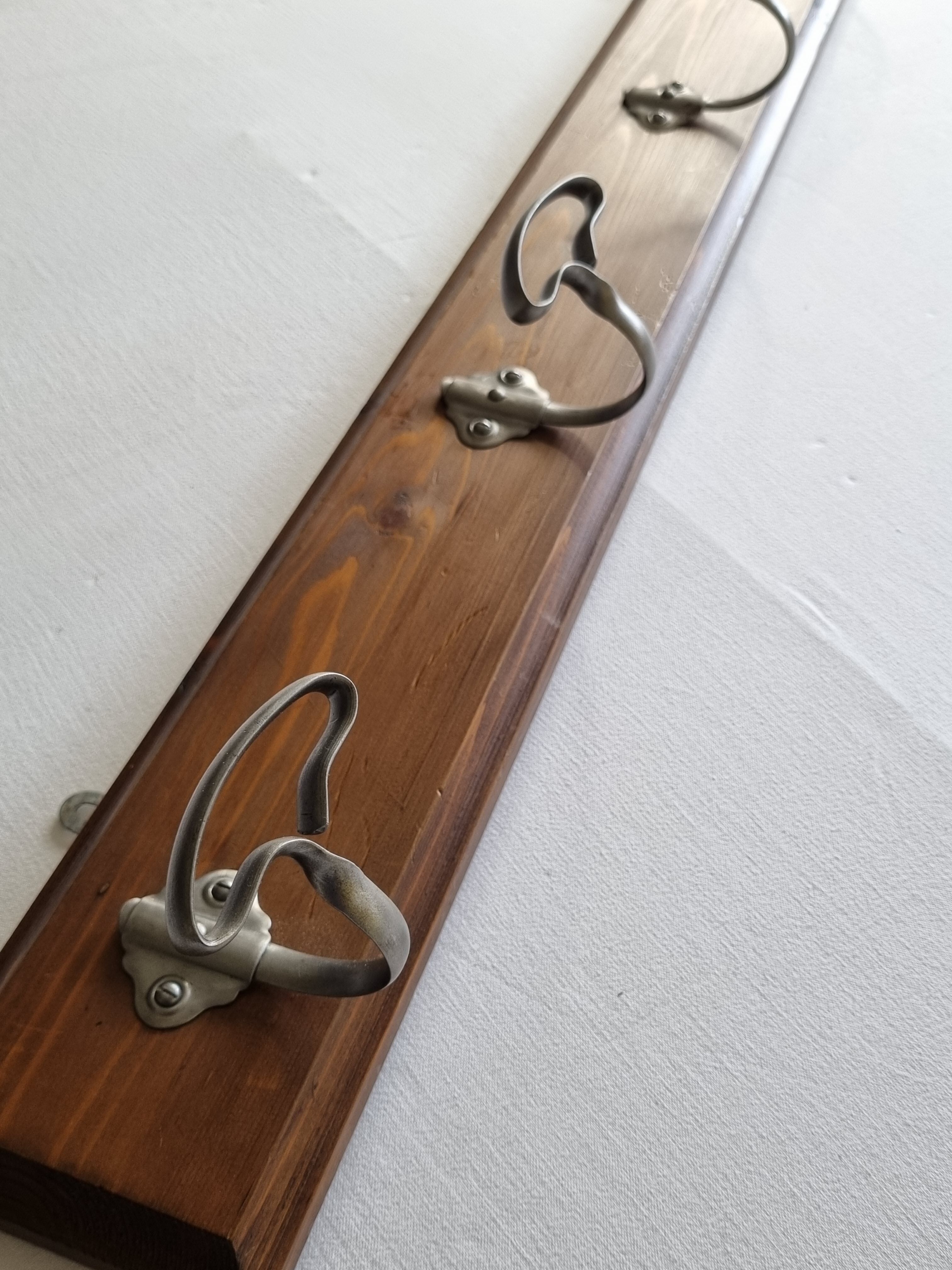 Portemanteau mural, quatre patères vintage, en acier et bois, 90 cm