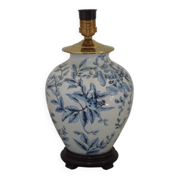 Lampe de table en jarre de gingembre chinoiserie bleue et blanche avec motifs d'oiseaux et floraux en relief.