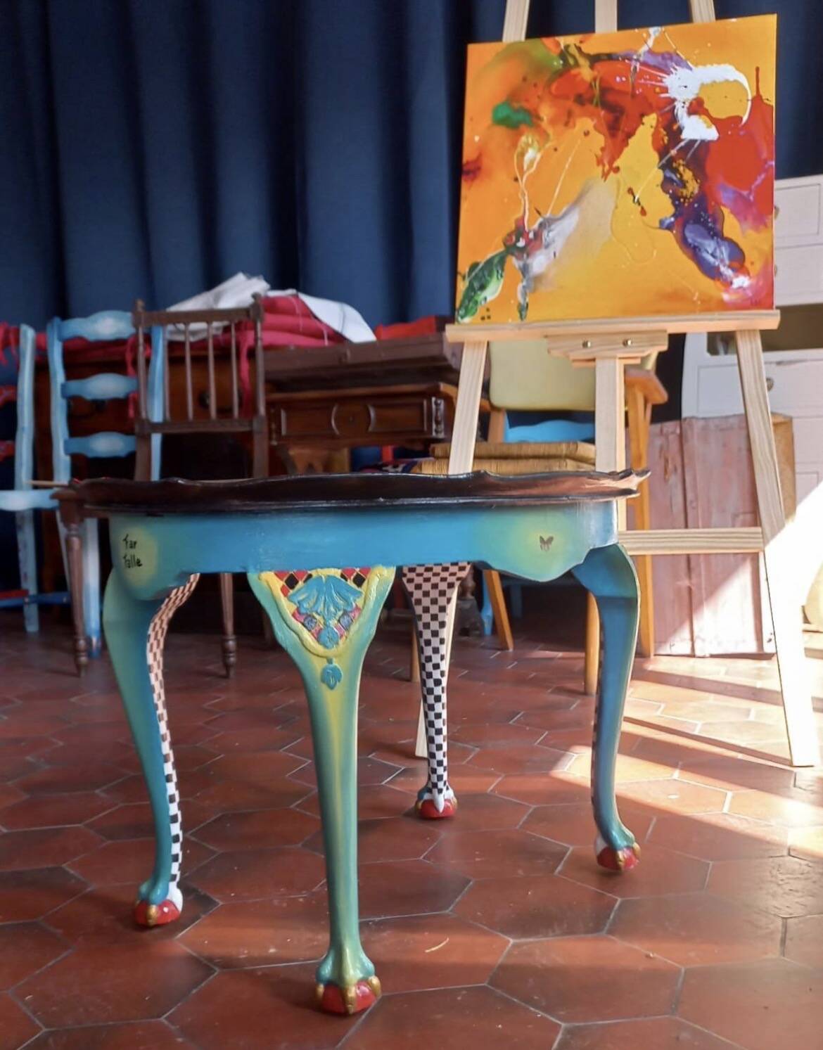 Table d'appoint « Mange-moi, bois-moi ». Ancienne, relookée, sur le thème d