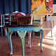Table d'appoint « Mange-moi, bois-moi ». Ancienne, relookée, sur le thème d