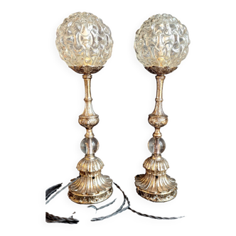 Magnifique paire de lampes à poser en bronze argenté et verrerie vintage