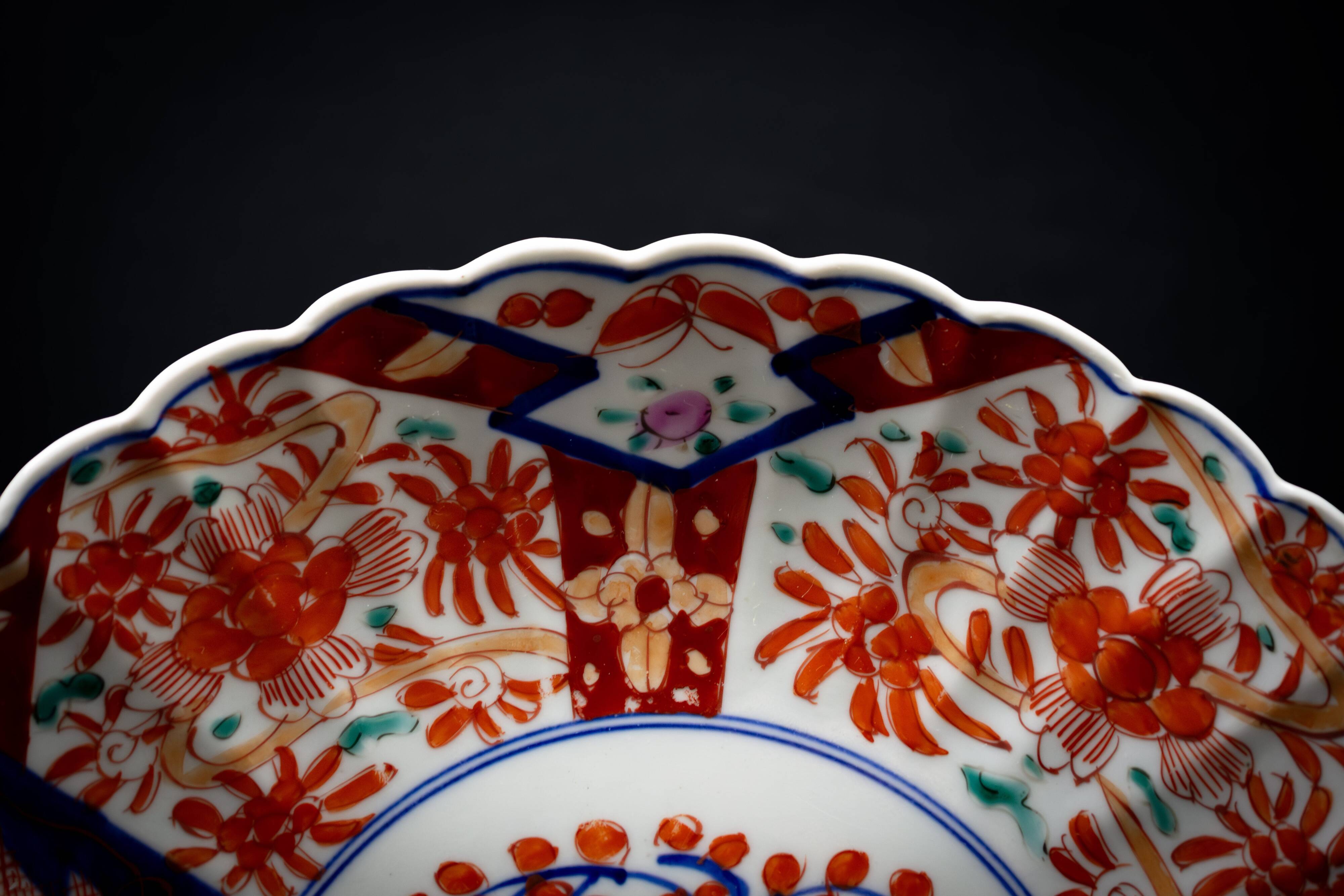 Japanese Imari porcelain dish with radiant decoration and scalloped edges