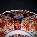 Japanese Imari porcelain dish with radiant decoration and scalloped edges