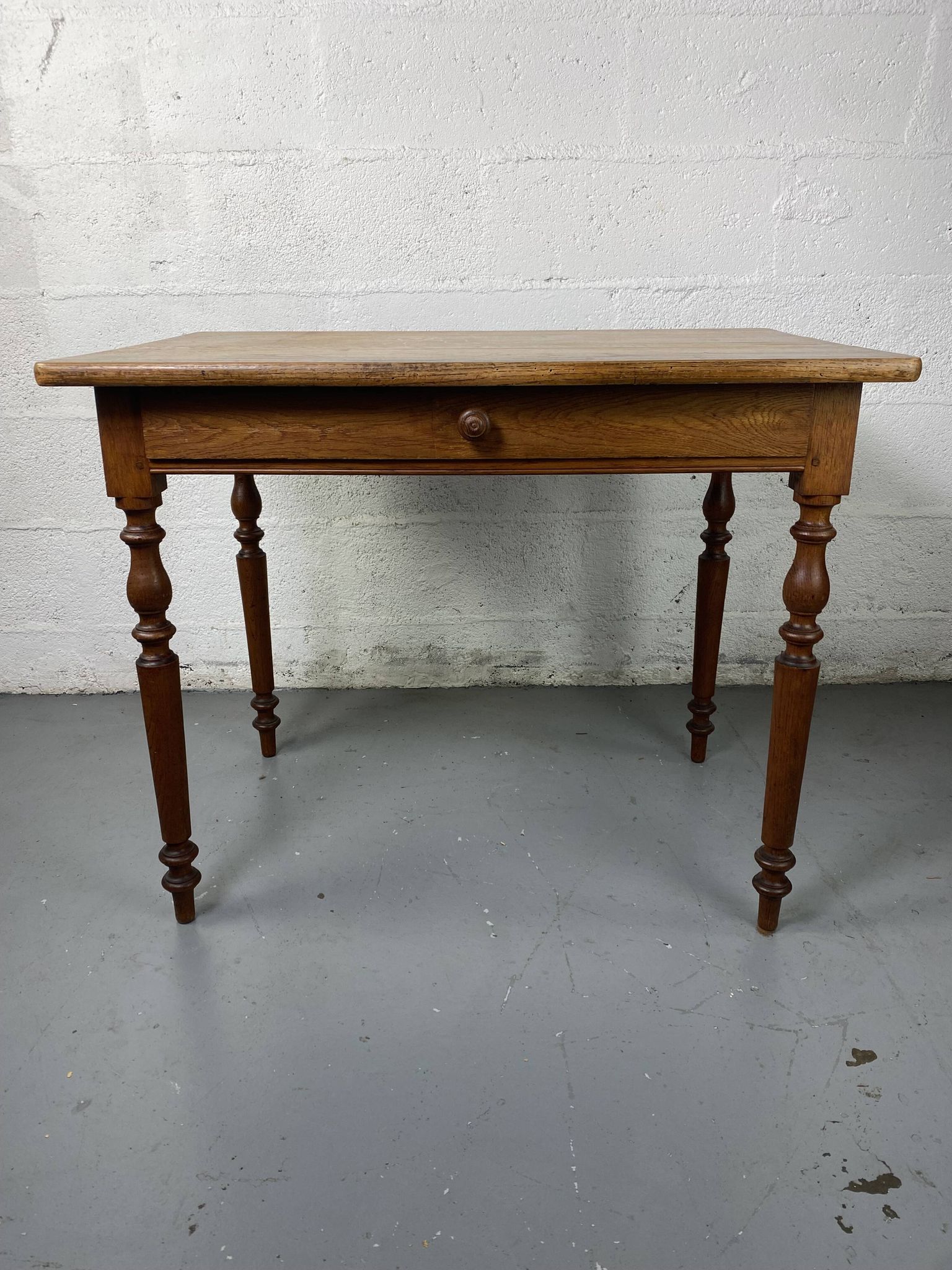Table en bois avec tiroir