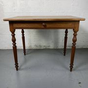 Table en bois avec tiroir