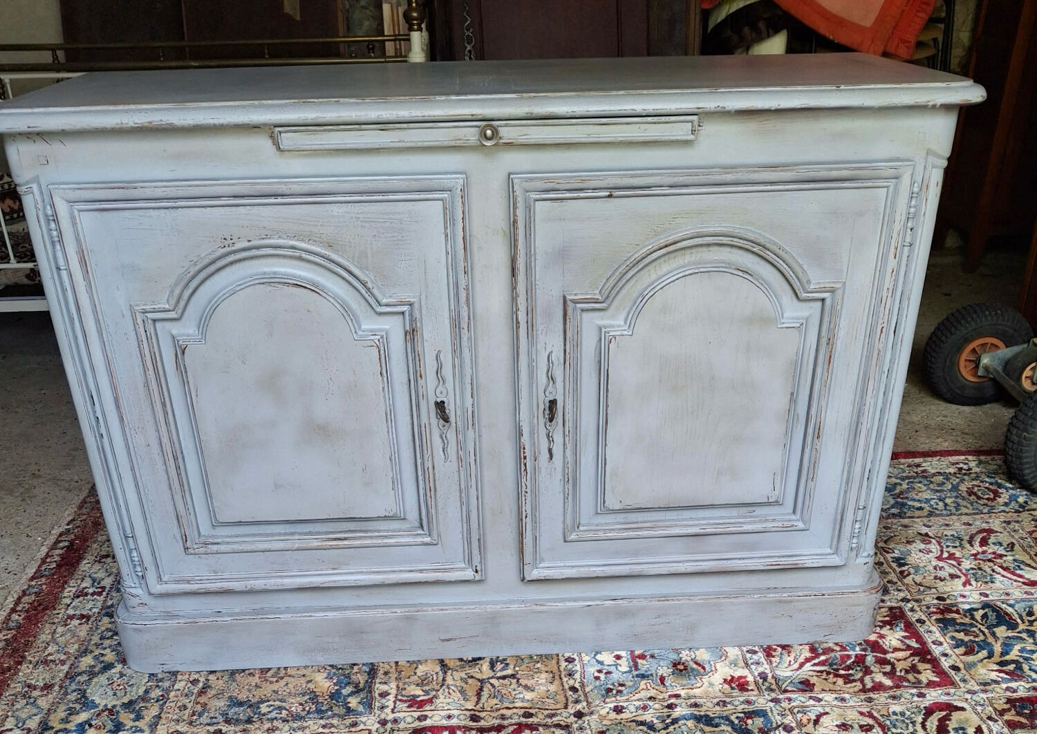 Buffet painted