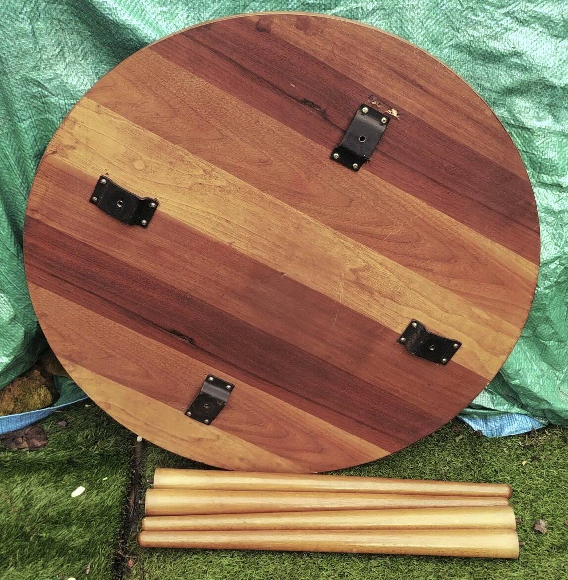 Round table resting on 4 unscrewable legs