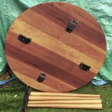 Round table resting on 4 unscrewable legs