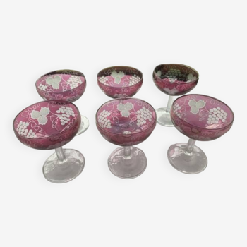 6 champagne glasses in red and transparent glass, motif of bunches of grapes and vine leaves
