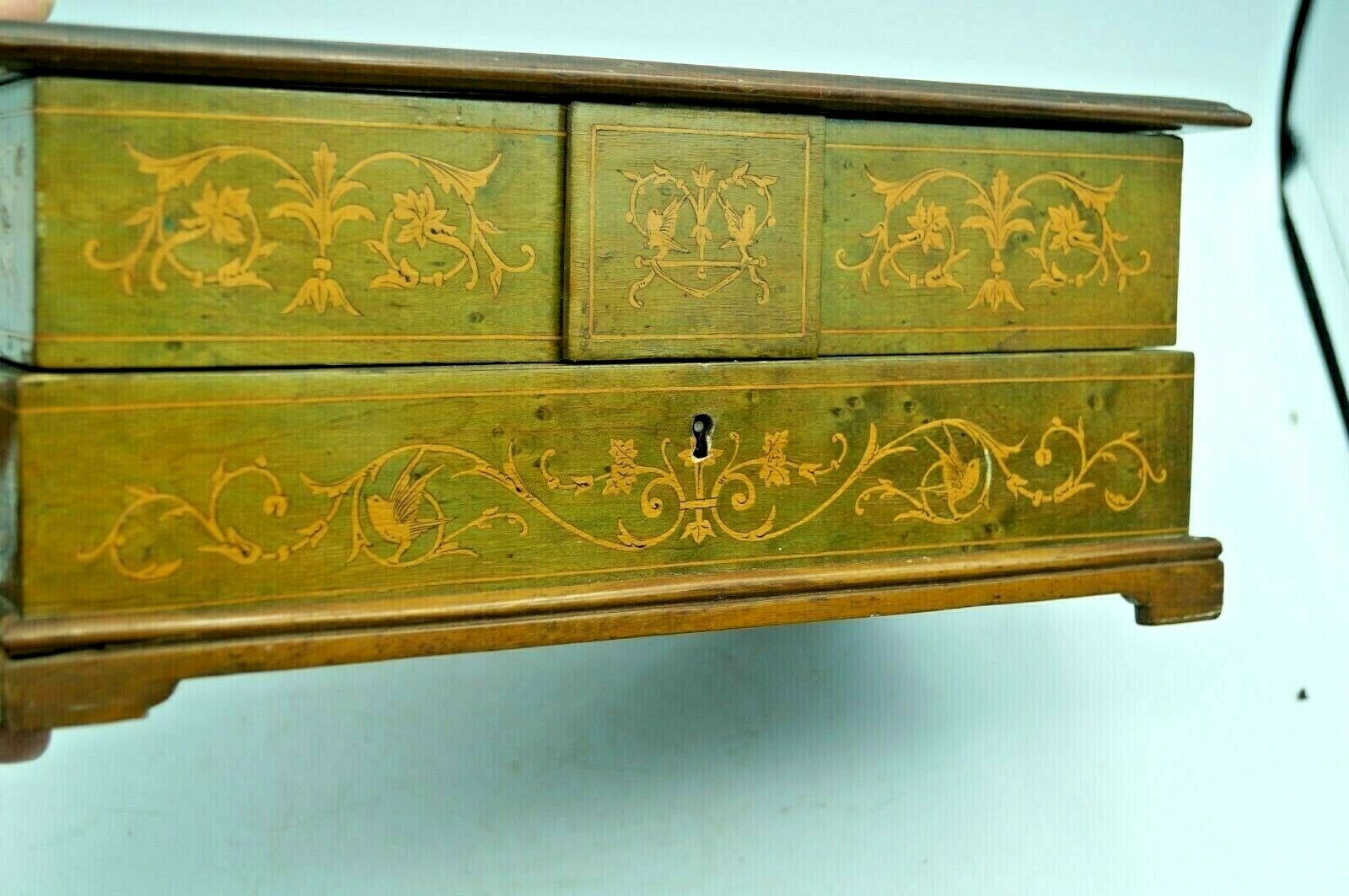 Marquetry jewellery box with foliage decoration