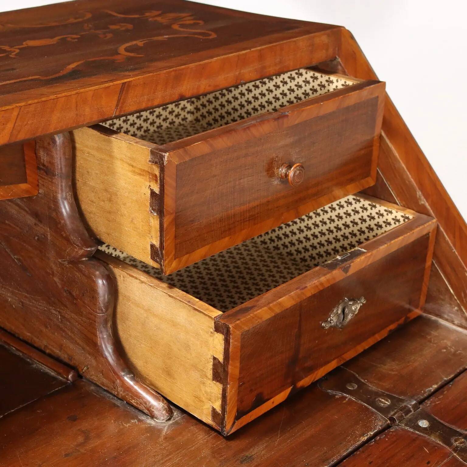 Antique writing desk in walnut with drawers and inlays, Italy, 18th century.