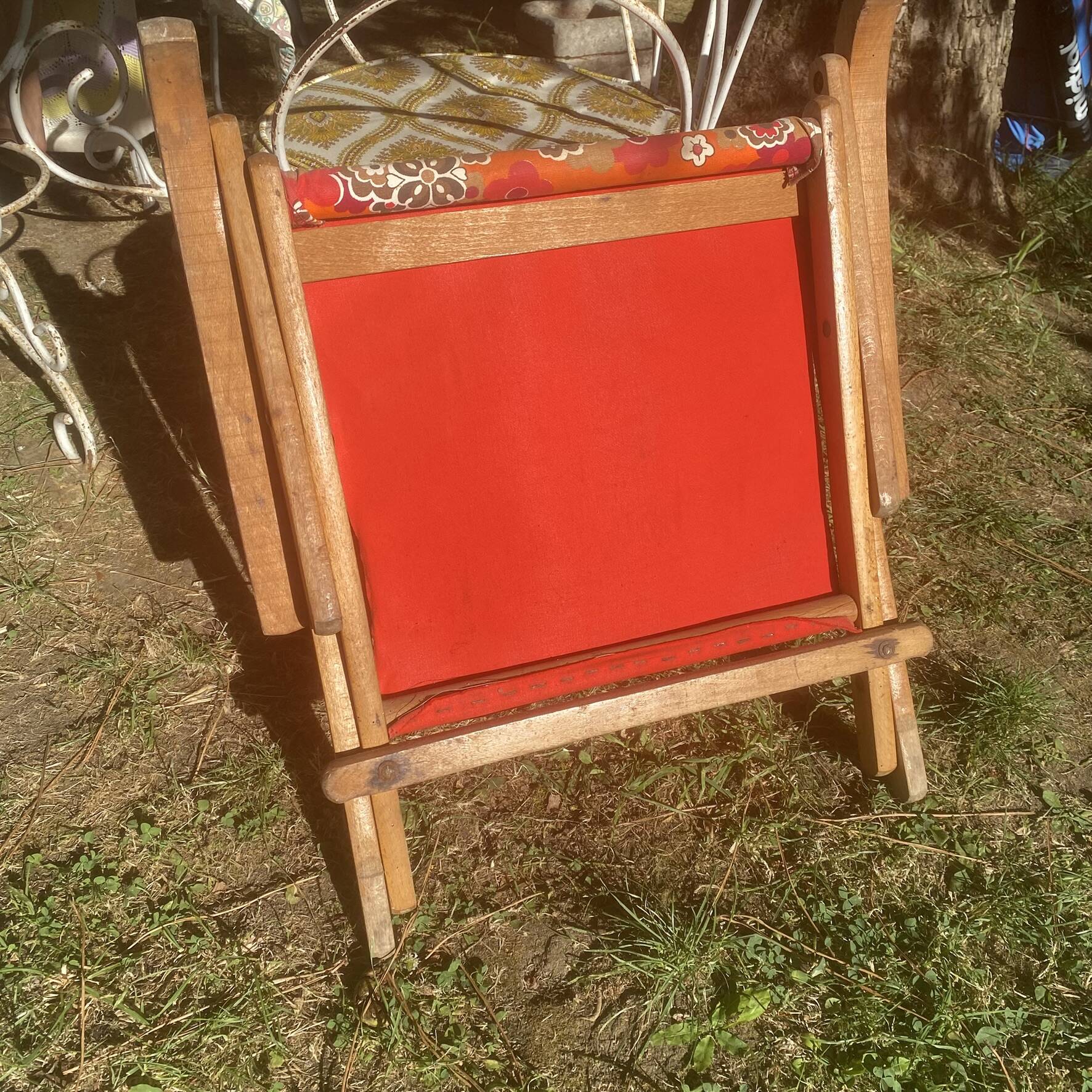Vintage beach or garden chair made of wood and floral fabric, 1970s.