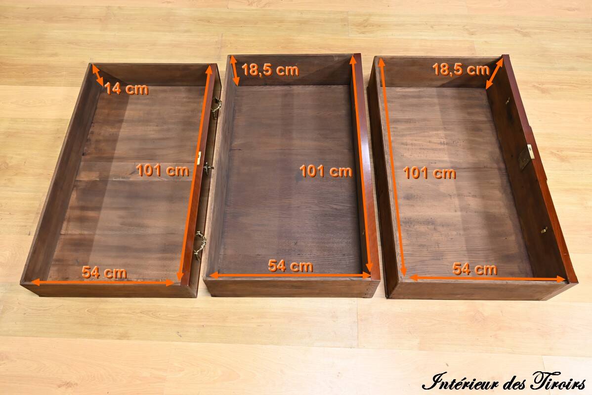 Rare mahogany commode, Louis XVI period – 2nd half of the 18th century.