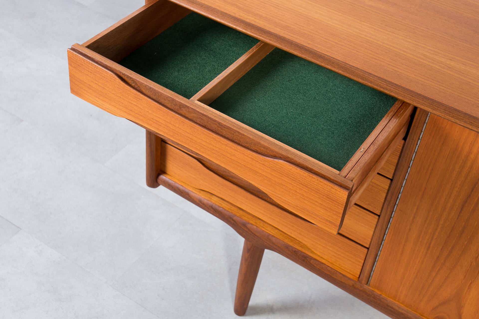 Buffet en teck du milieu du siècle par Brødrene Sørheim, Norvège, années 1960