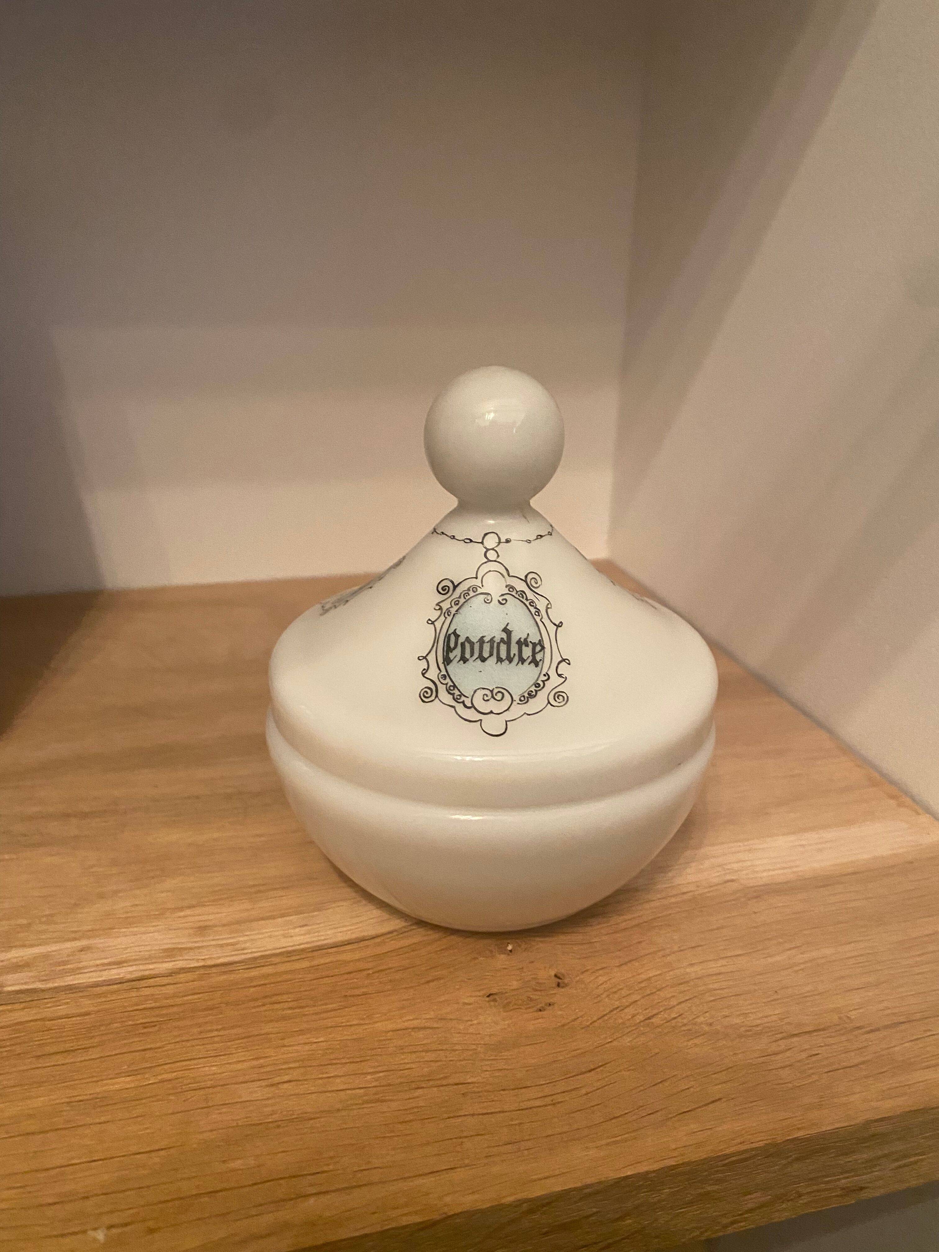 White opaline powder magazine