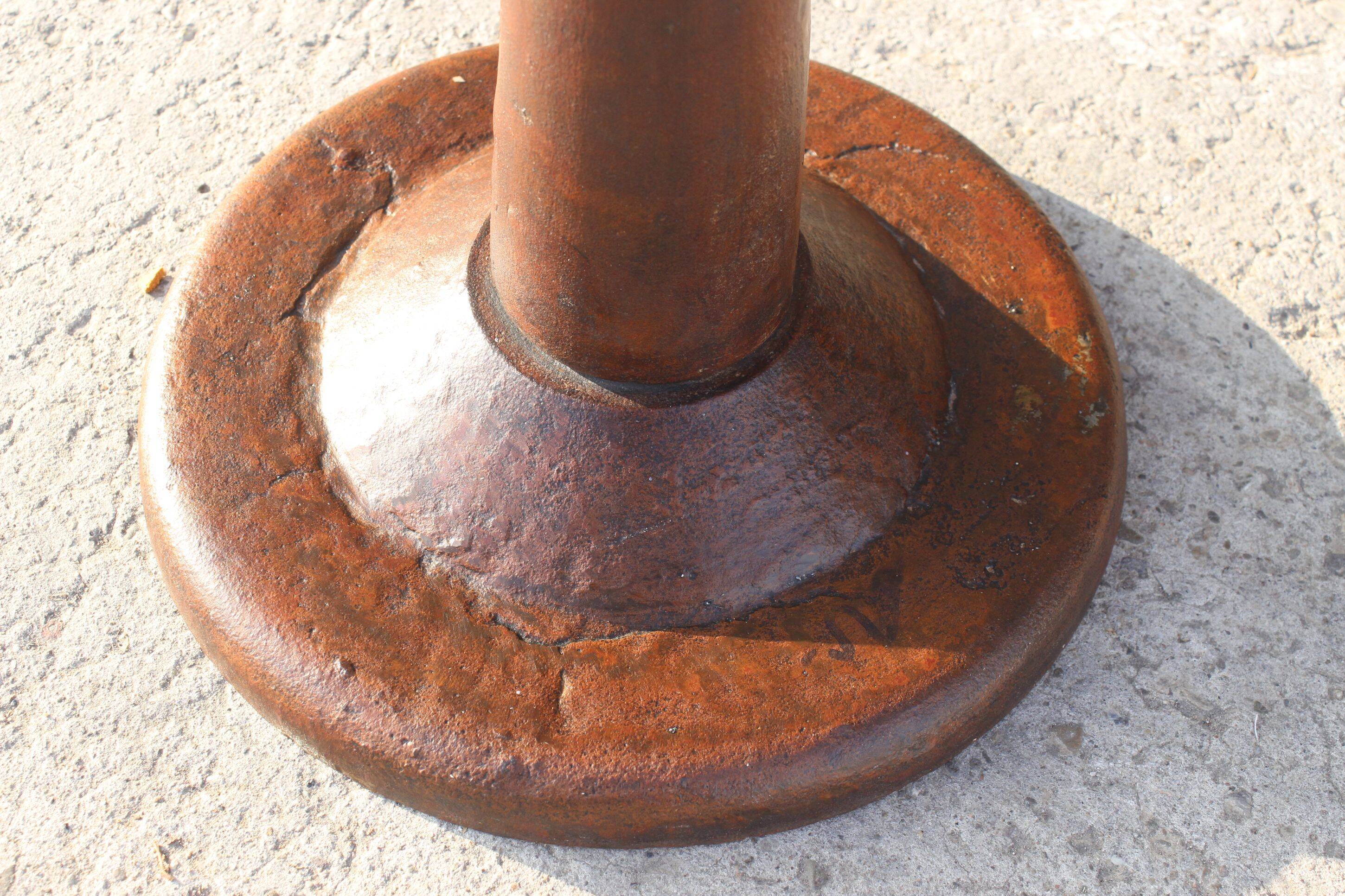 Tabouret vintage en acier et cuir de style industriel