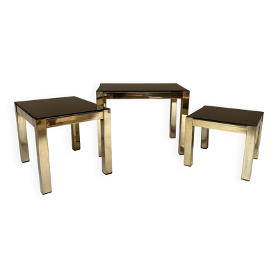Set de trois tables d'appoint gigognes en laiton et miroir fumé