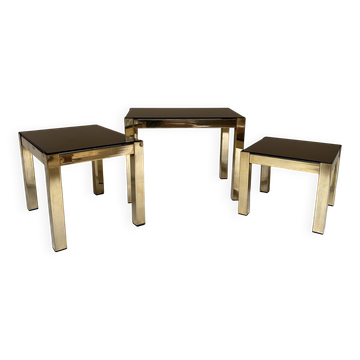 Set de trois tables d'appoint gigognes en laiton et miroir fumé