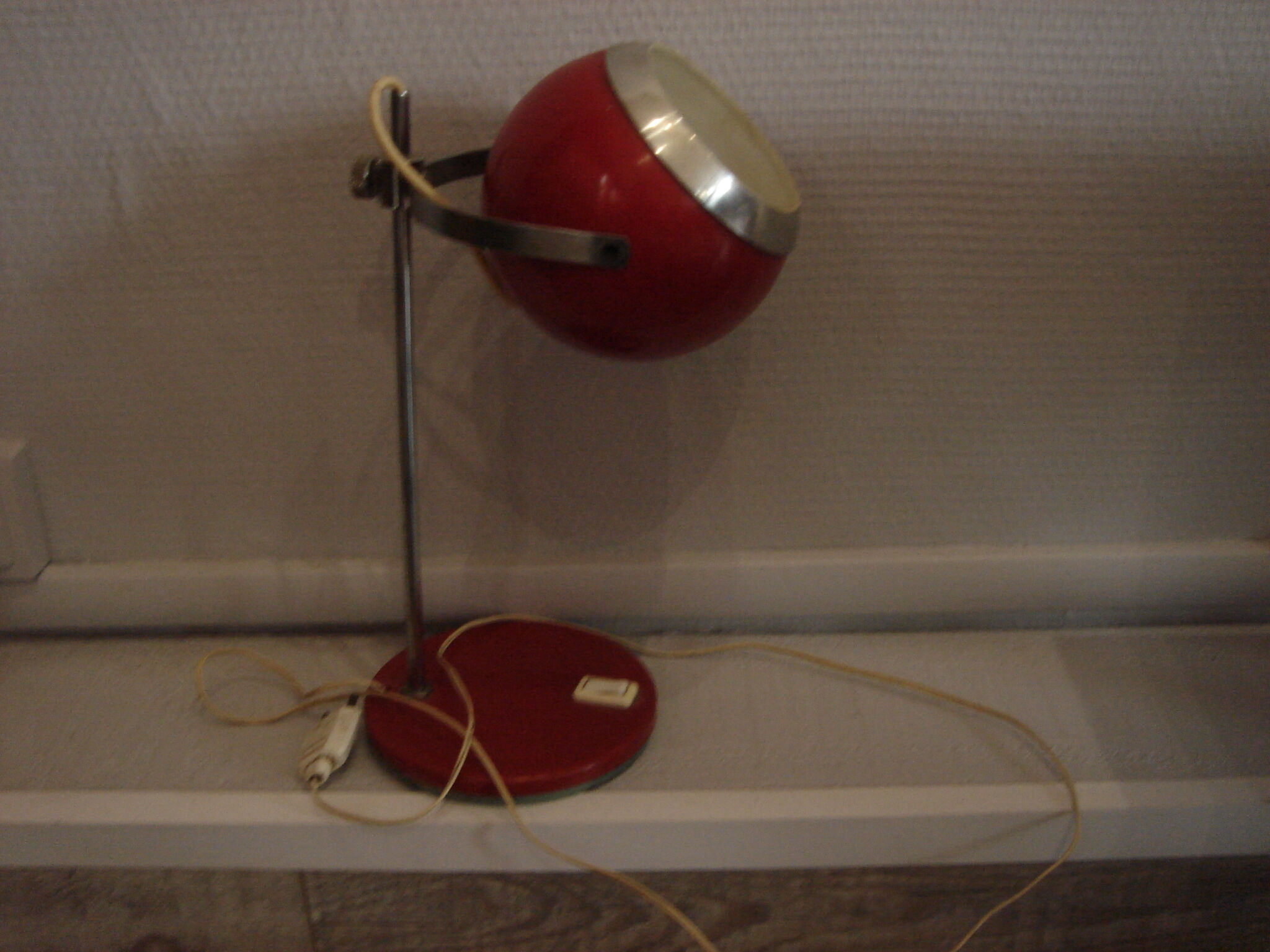 Lampe boule en métal rouge de 1970