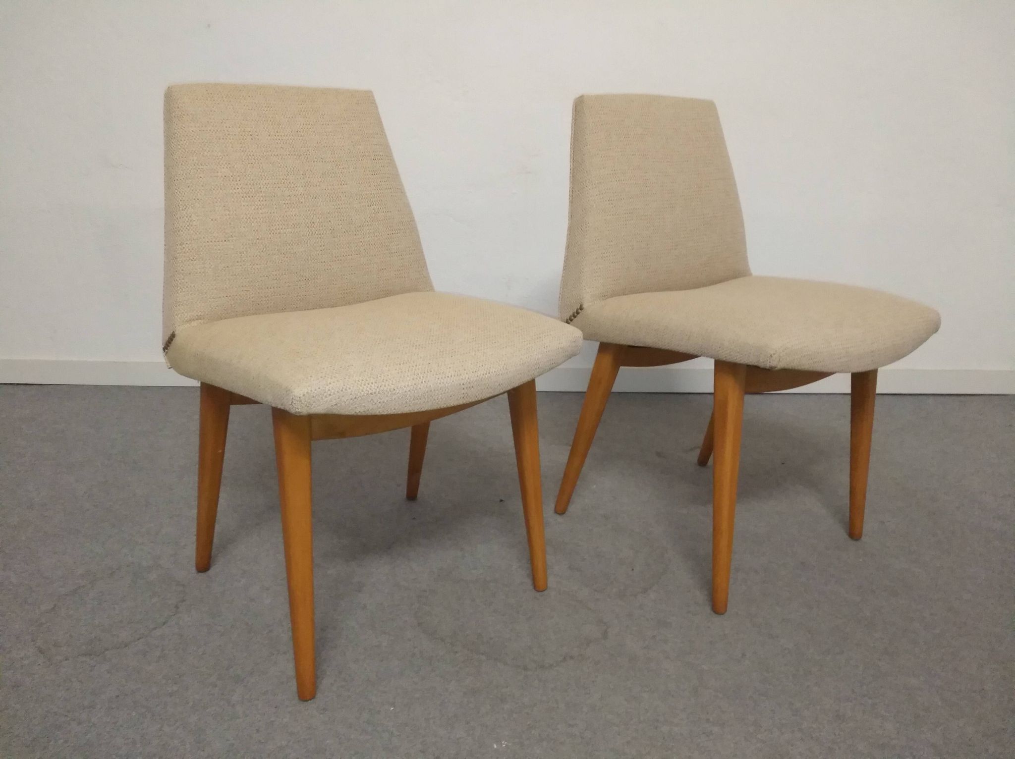 Pair of spindle-legged beech chairs from the 50s/60s