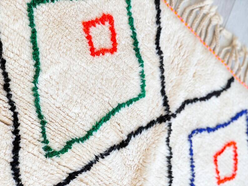 Off-white Moroccan rug with geometric patterns, 250cm x 150cm