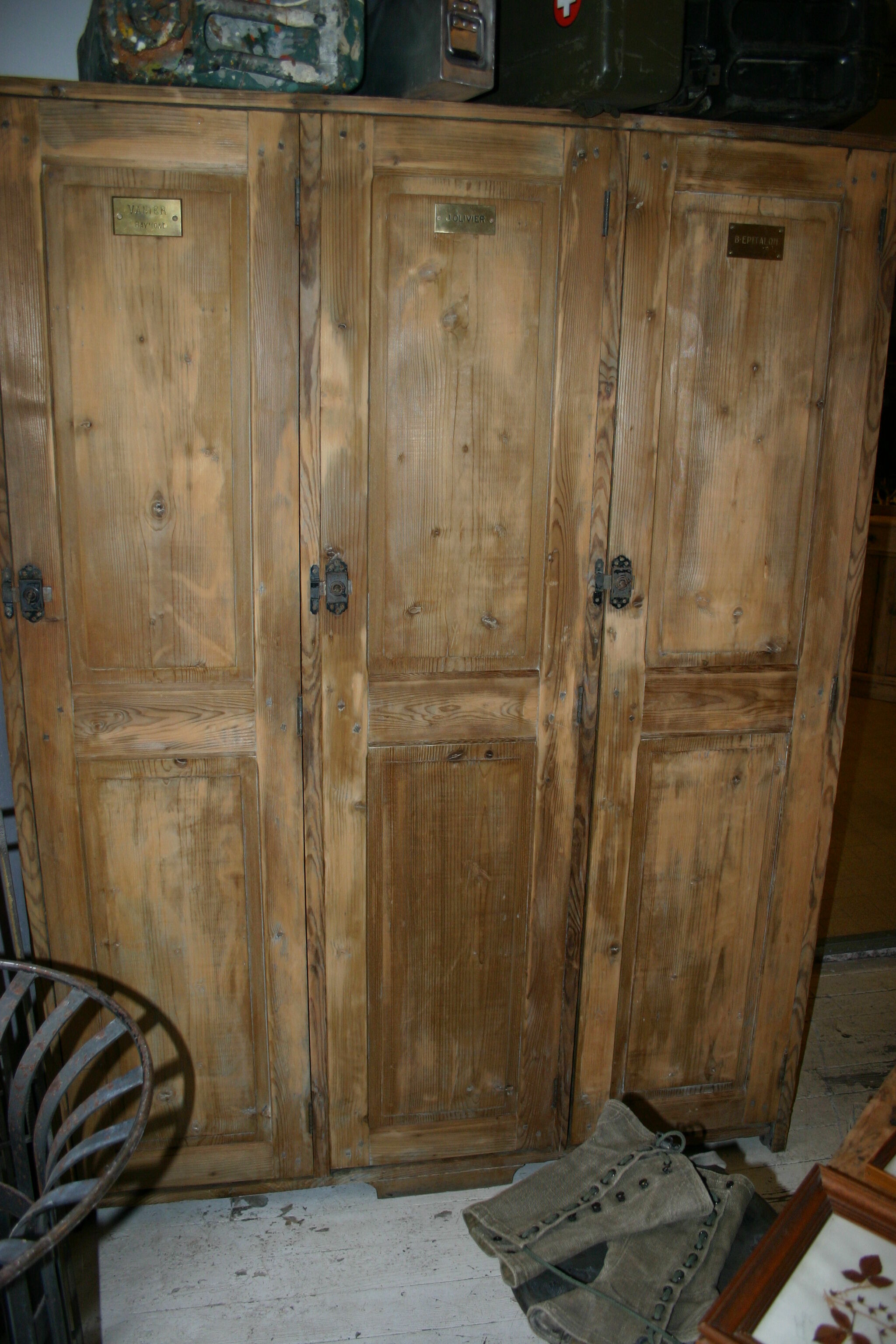 Cloakroom in coated solid wood