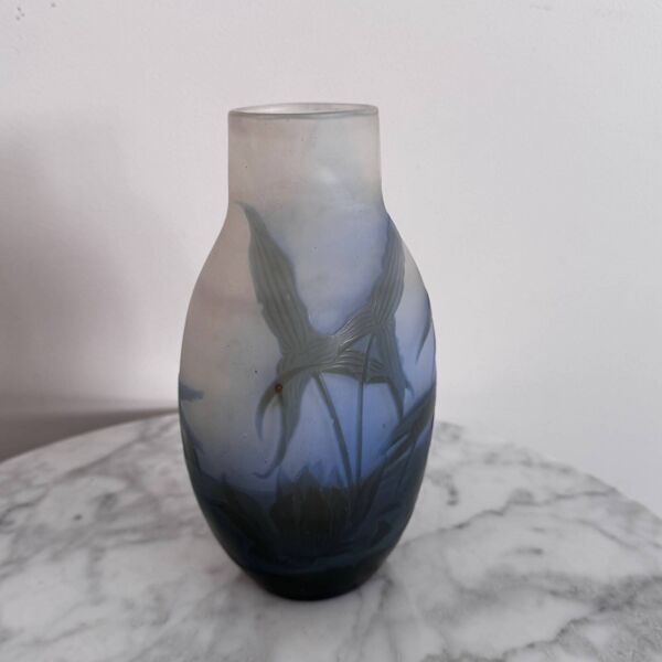 Vase Art Nouveau par Gallé en pâte de verre dégagée à l'acide