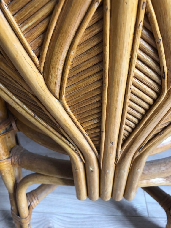 Leaf-shaped rattan chair