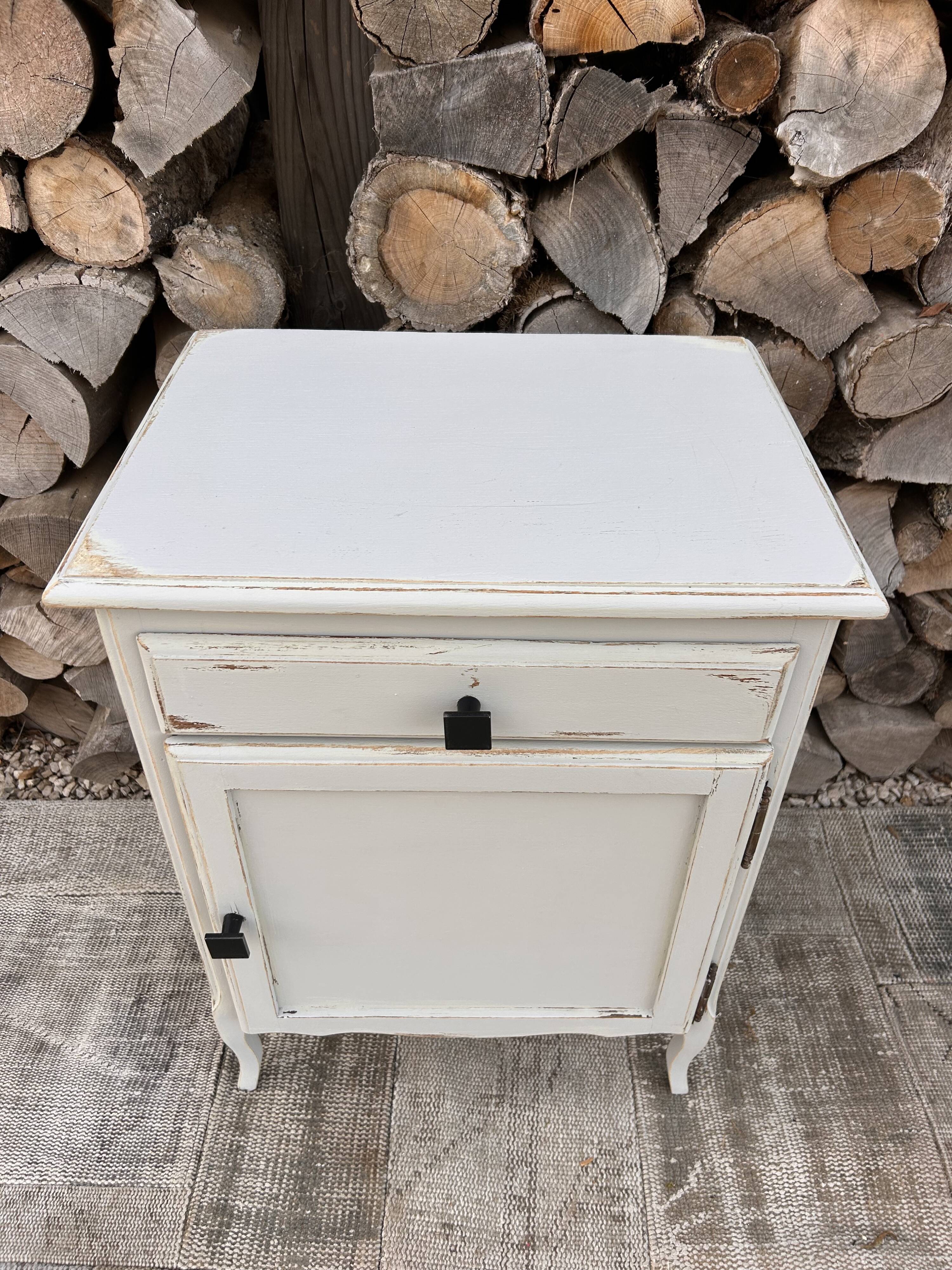 Meuble de rangement ancien rénové